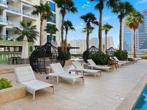 Outdoor dining - Luxury Canal view studio in Down town Dubai (Dubai)