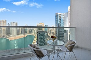 Outdoor dining - Luxury Canal view studio in Down town Dubai (Dubai)