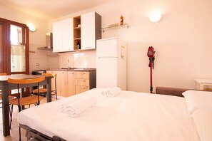 1 habitación, escritorio, tabla de planchar con plancha y wifi gratis 