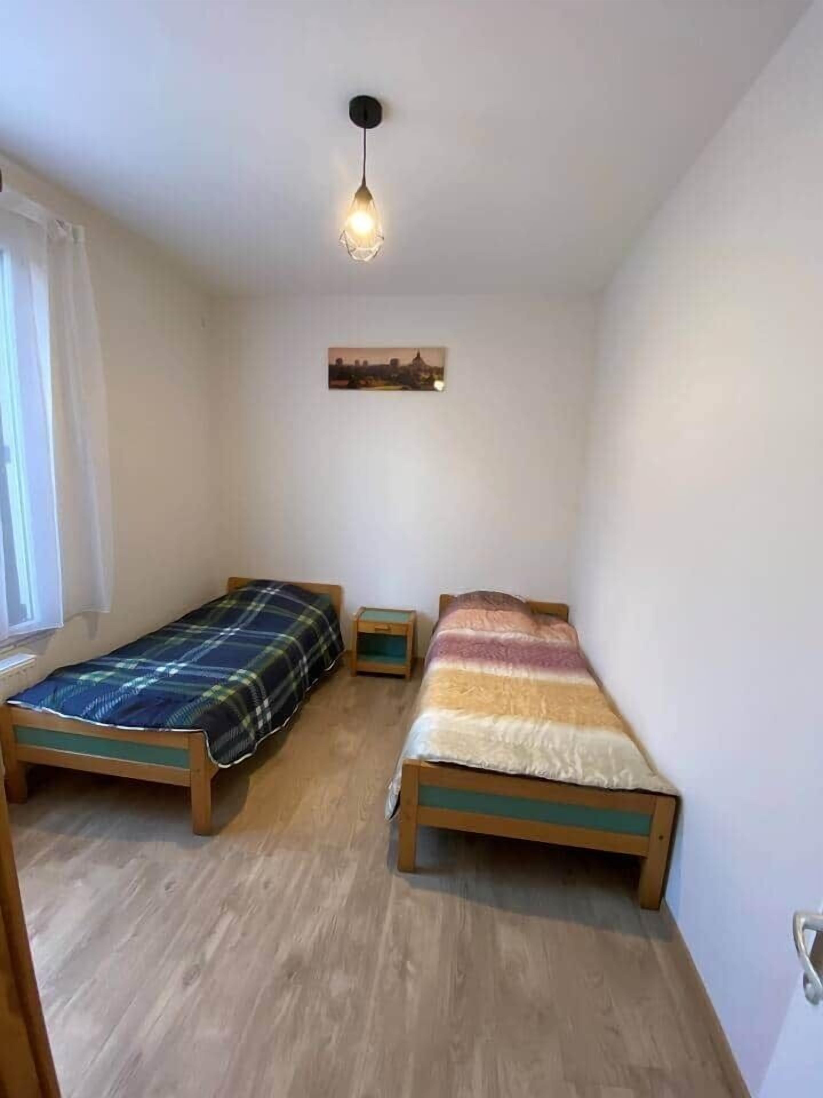 Een strijkplank/strijkijzer, wifi, beddengoed