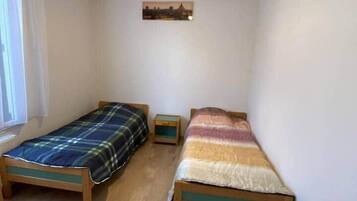 Een strijkplank/strijkijzer, wifi, beddengoed