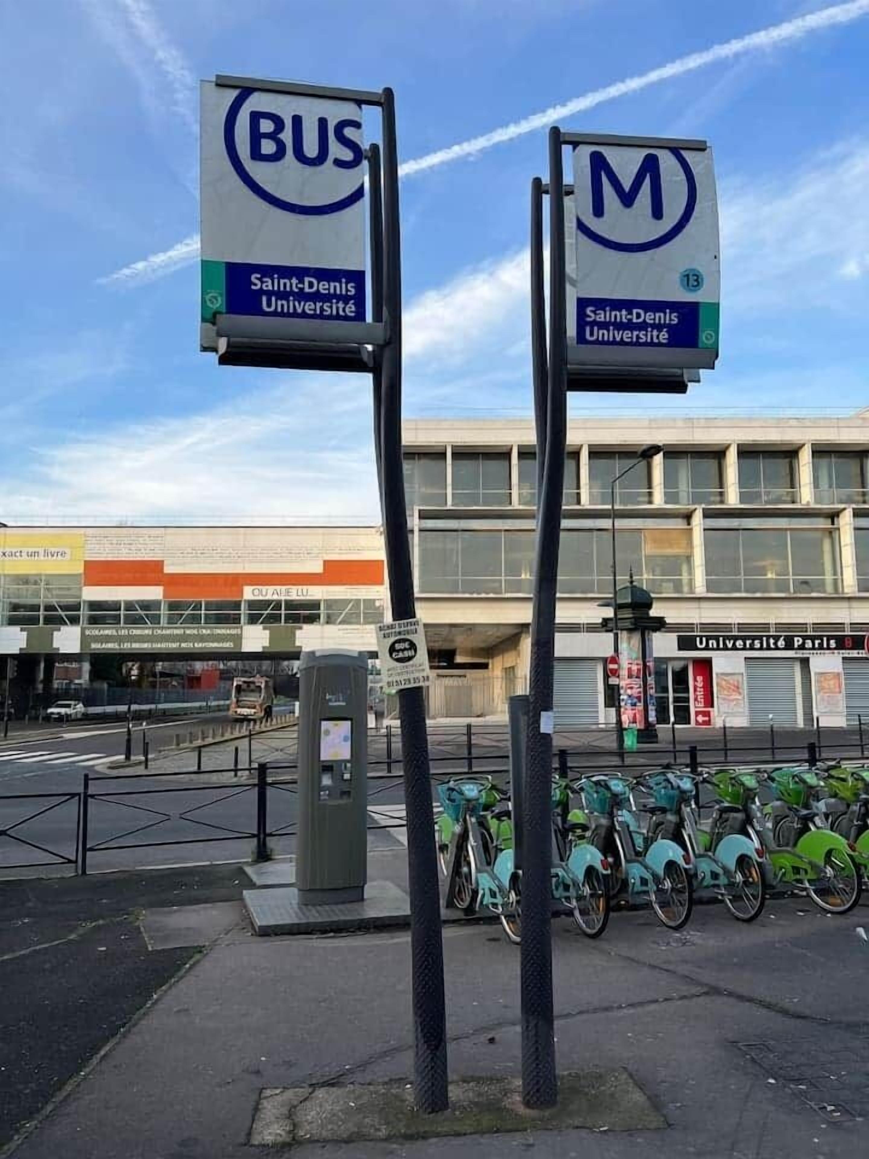 Segnaletica per autobus e metropolitana per l'Università di Saint-Denis.