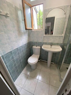 Sèche-cheveux, serviettes fournies