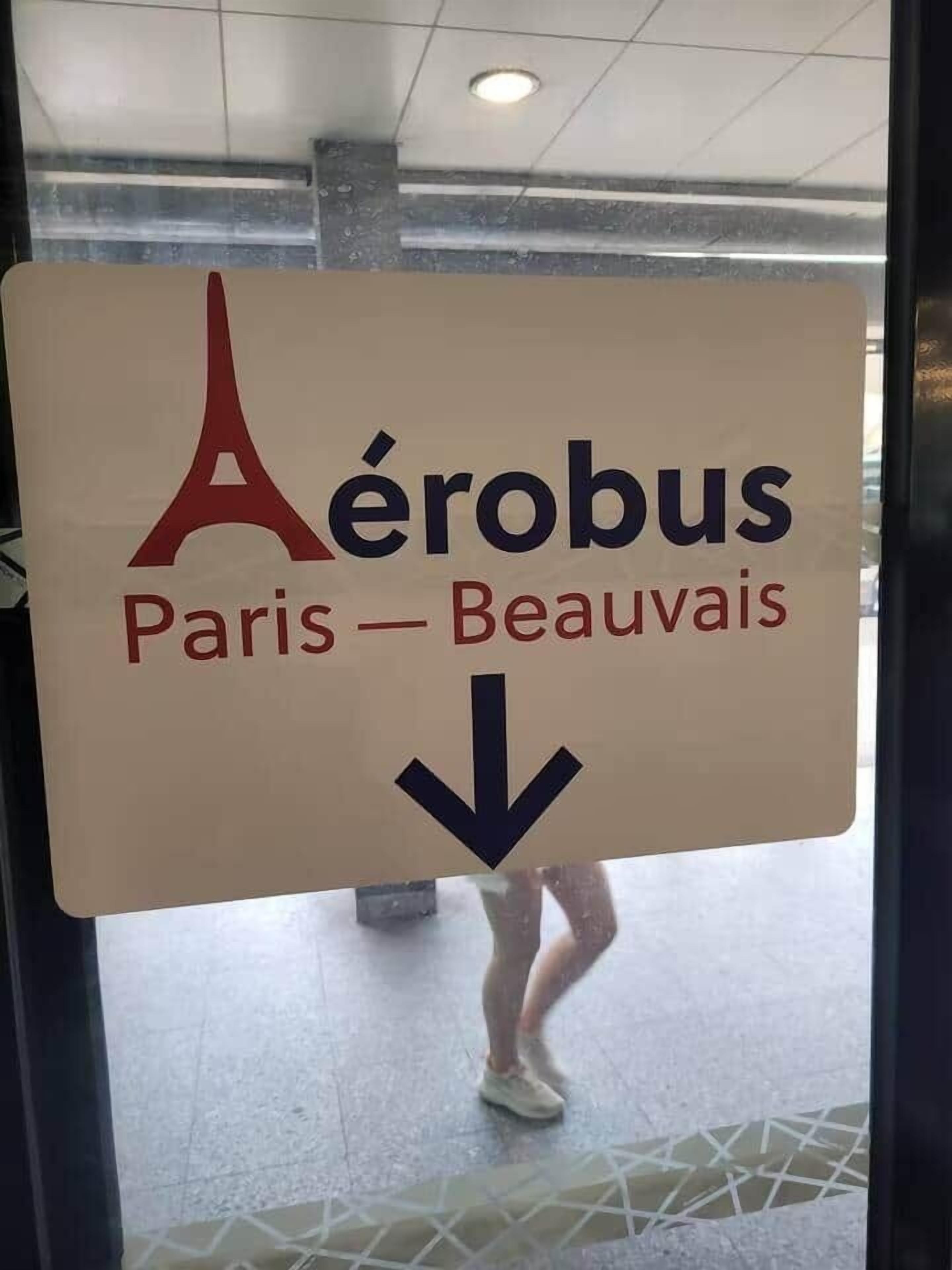 Ein Schild für den Aerobus Paris-Beauvais mit einem nach unten zeigenden Pfeil.