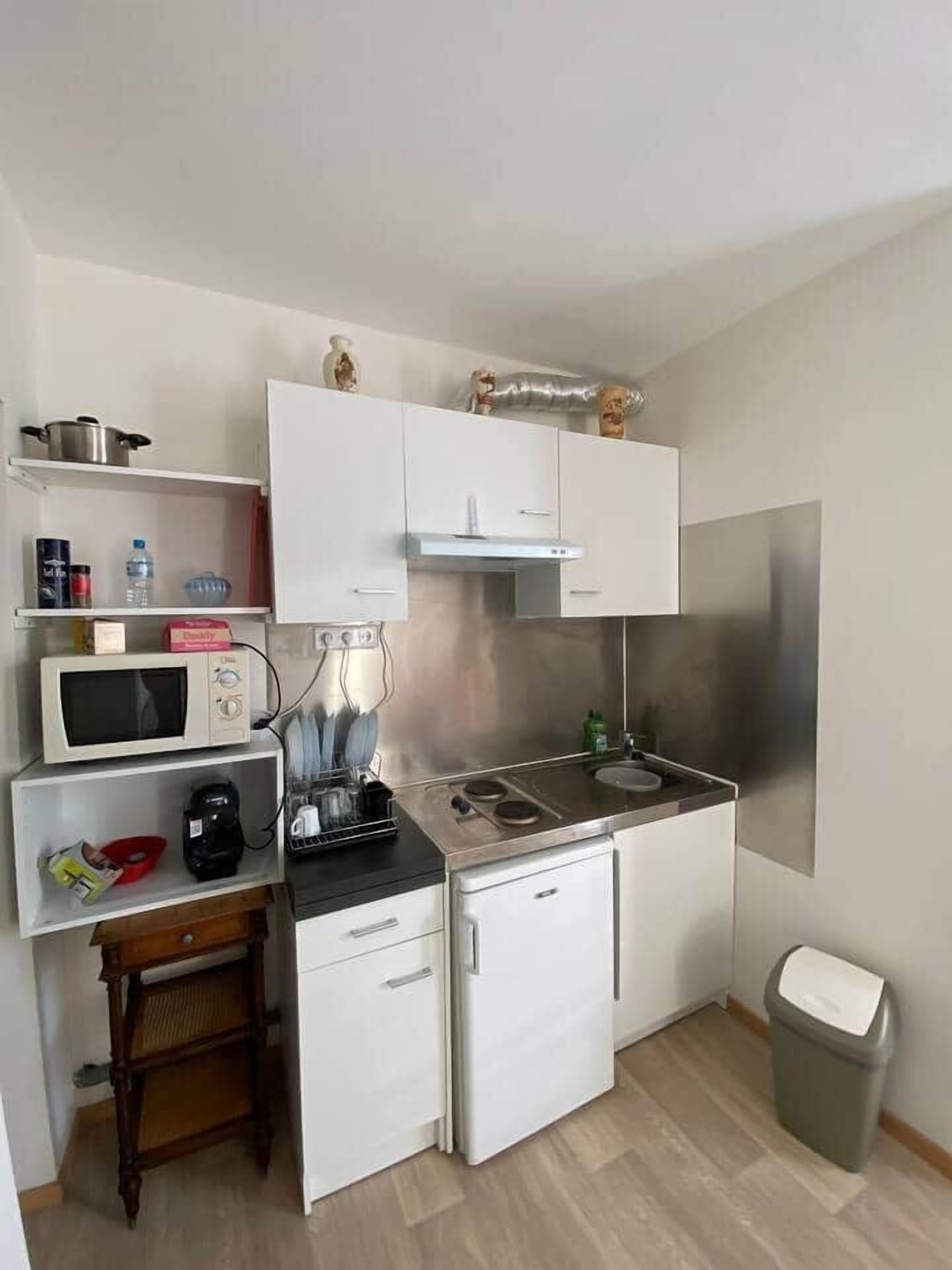 Réfrigérateur, micro-ondes, batterie de cuisine, vaisselle et ustensiles