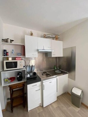 Refrigerador, microondas y utensilios de cocina 