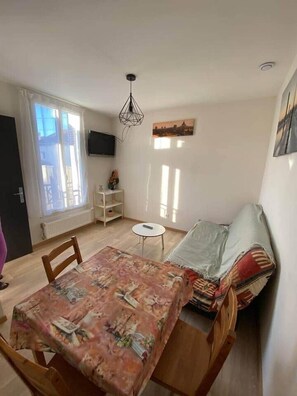 TV - Townhouse at Méliza (Saint-Denis)