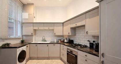 City Centre Retreat, Coffee, Parking Available