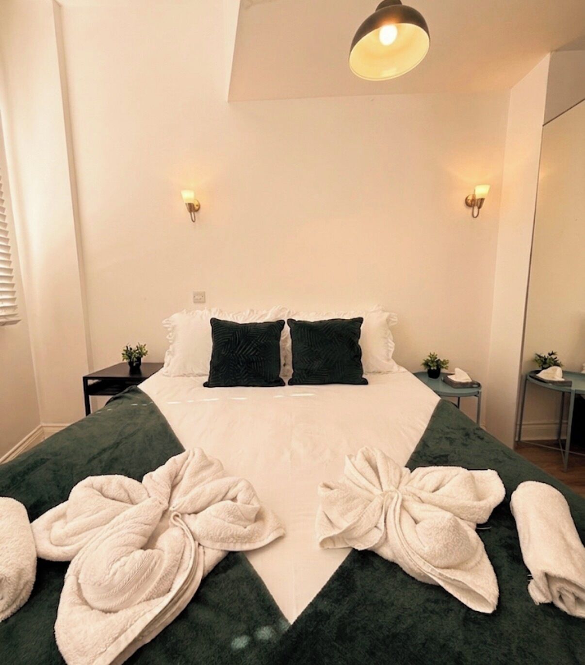 3 bedrooms, desk, iron/ironing board, travel crib