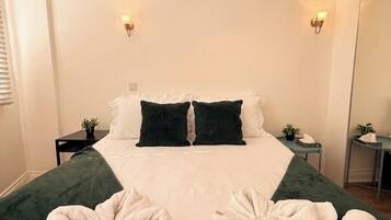 3 bedrooms, desk, iron/ironing board, travel crib
