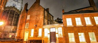 City Centre Extra-Large Home For Couples, Families & Groups | 3Bed 3Bath