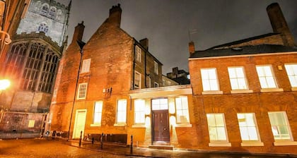 City Centre Extra-Large Home For Couples, Families & Groups | 3Bed 3Bath