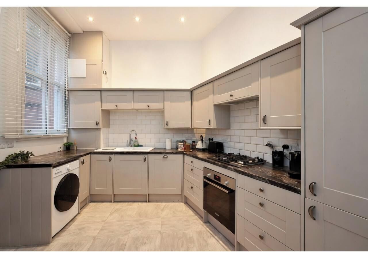 Four, plaque de cuisson, lave-vaisselle, bouilloire électrique