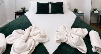 City Centre Retreat, Coffee, Parking Available