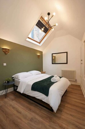 3 bedrooms, desk, iron/ironing board, travel crib