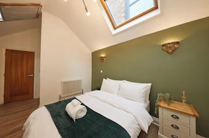 3 bedrooms, desk, iron/ironing board, travel crib