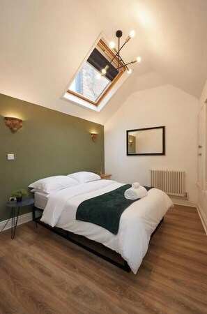 Tabla de planchar con plancha, wifi gratis y ropa de cama 