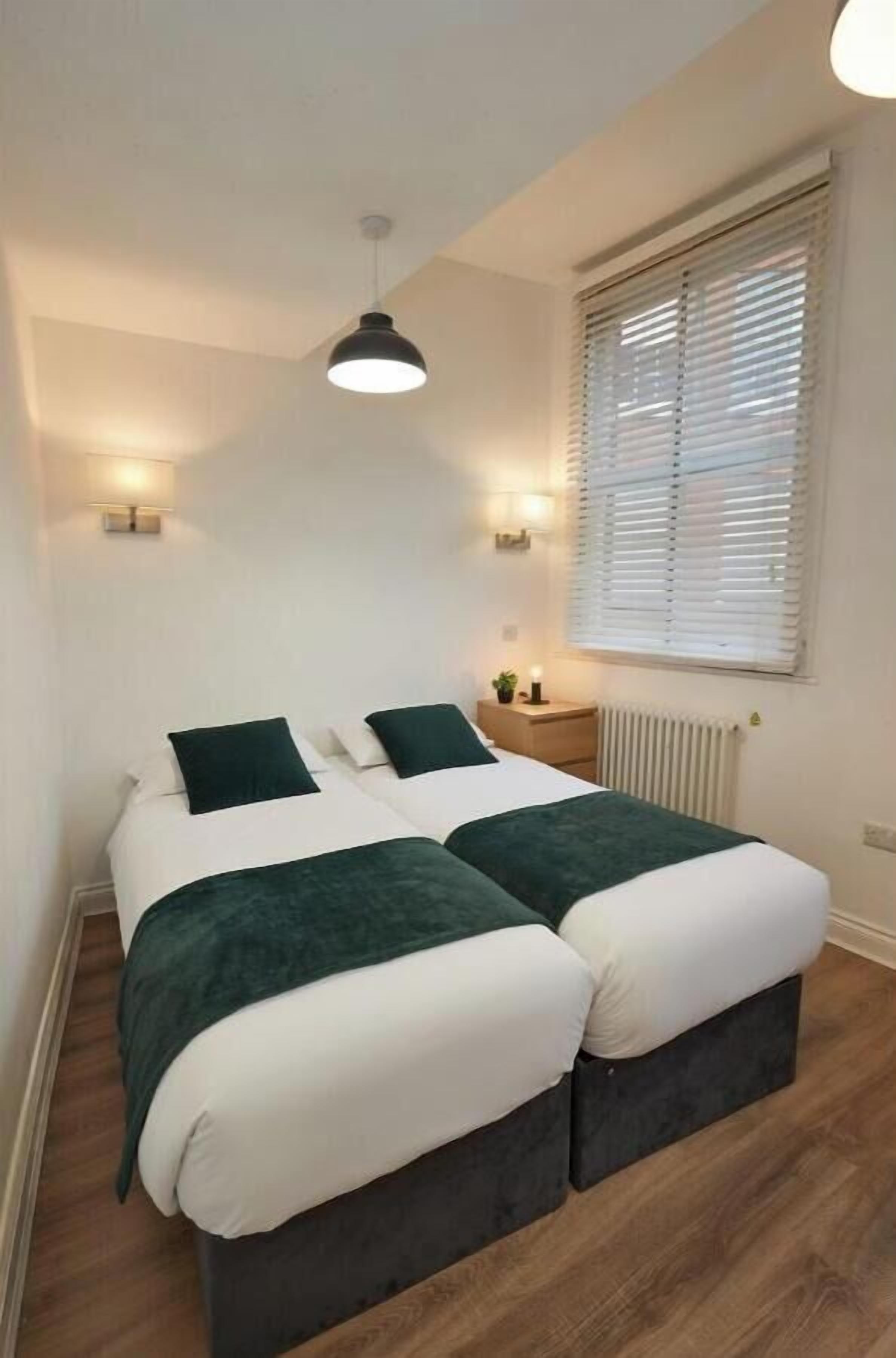 3 bedrooms, desk, iron/ironing board, travel cot