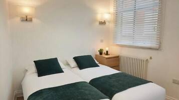 3 bedrooms, desk, iron/ironing board, travel cot