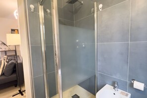 Een douche, een haardroger, een bidet, handdoeken