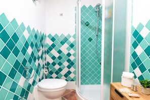 Bruser, bidet, håndklæder, Shampoo