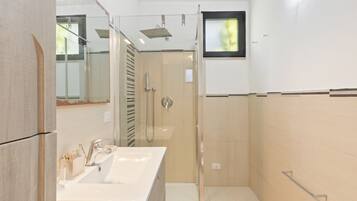 Douche, sĂšche-cheveux, bidet, serviettes fournies