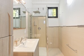 Regadera, secadora de cabello, bidet, toallas 