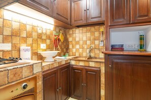 Réfrigérateur, micro-ondes, batterie de cuisine, vaisselle et ustensiles