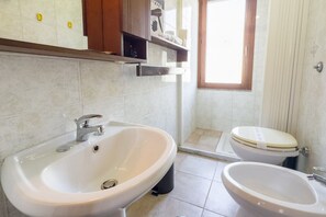 Shower, hair dryer, bidet, towels - Frontemare-Apartment (Funtana Meiga)