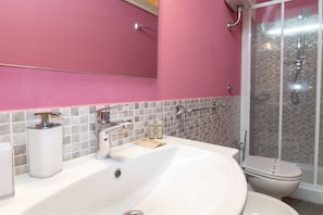Shower, bidet, shampoo, toilet paper - Residenza Deriu- Carmina (Bosa)