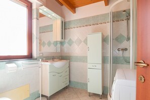 Shower, bidet, towels, toilet paper - Residenza Le Vigne- Panoramic Terrace (Cuglieri)