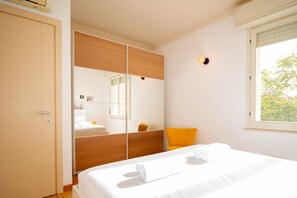 1 dormitorio, escritorio, tabla de planchar con plancha