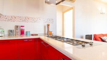Frigorífico, microondas, horno y placa de cocina