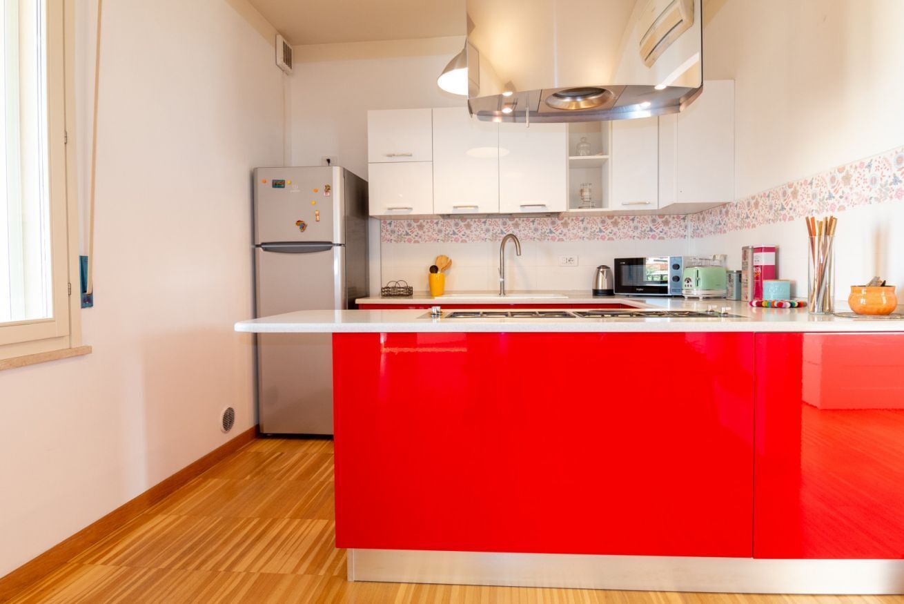 Een koelkast, een microgolfoven