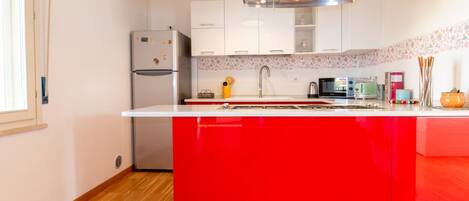 Een koelkast, een microgolfoven