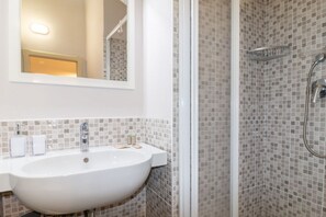 Shower, bidet, towels, shampoo - Residenza Deriu-PINA (Bosa)