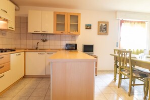 Fridge, microwave - Residenza Le Vigne-ground floor (Cuglieri)