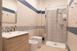 Bruser, bidet, håndklæder, Shampoo