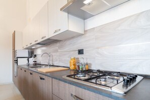 Jääkaappi, mikroaaltouuni, astianpesukone