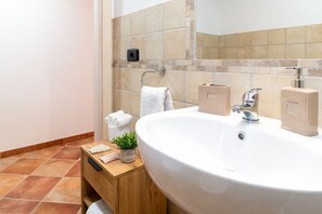 Bruser, bidet, håndklæder, Shampoo