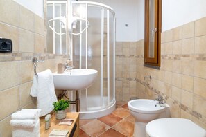 Doccia, bidet, asciugamani, shampoo