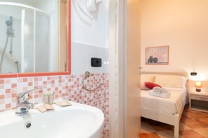 Bruser, bidet, håndklæder, Shampoo