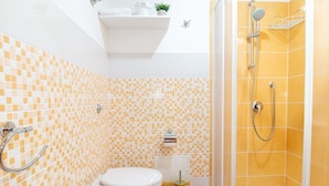 A bathroom with a toilet, sink, and shower. -  Domo Mea Rooms- Camera 4 (CABRAS)