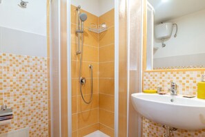 Bruser, bidet, håndklæder, Shampoo