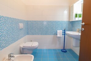 Shower, bidet, towels, toilet paper - Domu Campu e Mari | Bosa (Bosa)