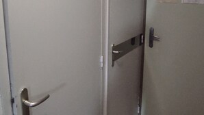A closed door with a metallic handle and a keyhole. - Apartment 5 Pers. with Pool in Super-Besse (Besse-et-Saint-Anastaise-Super Besse)
