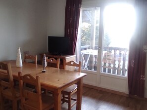 Dining - Apartment 5 Pers. with Pool in Super-Besse (Besse-et-Saint-Anastaise-Super Besse)