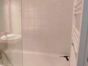 Bathroom - Apartment 5 Pers. with Pool in Super-Besse (Besse-et-Saint-Anastaise-Super Besse)