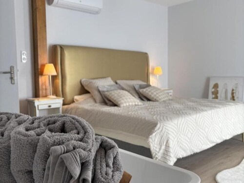 Gîte paisible à Estivareilles, piscine chauffée, animaux acceptés