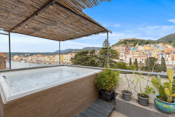 Outdoor spa tub -  Bosa Eye House 1873 | River (Bosa)